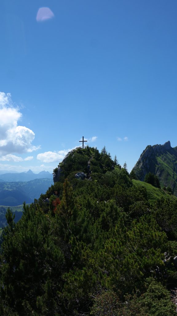 The knife edge ridge heading towards the summit cross on Brüggler