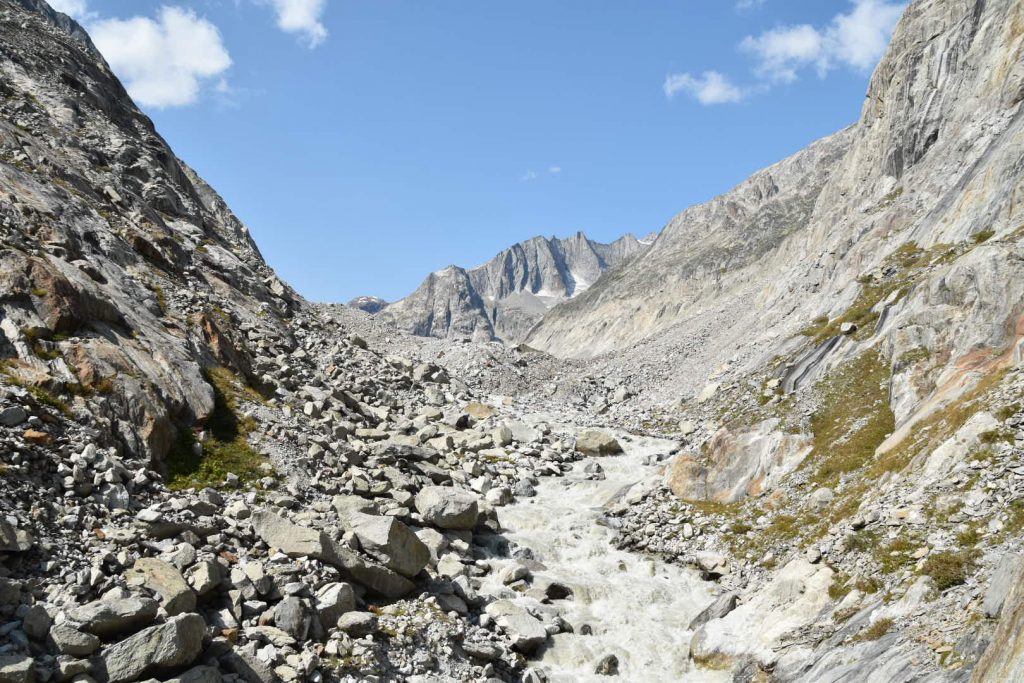 The quiet glacier turns into a thunderous roar