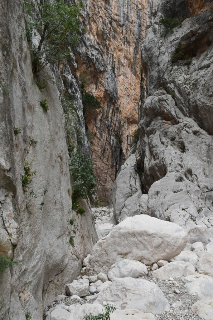 Narrow passages in the Gola Goroppu