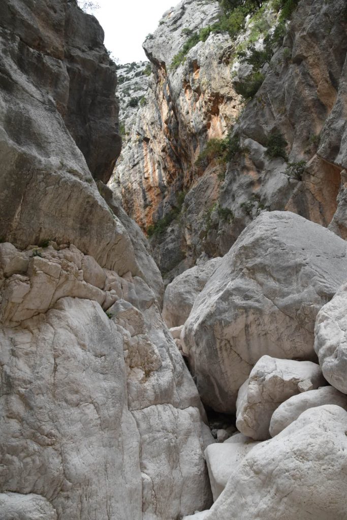 View around the bend into the rope-required section