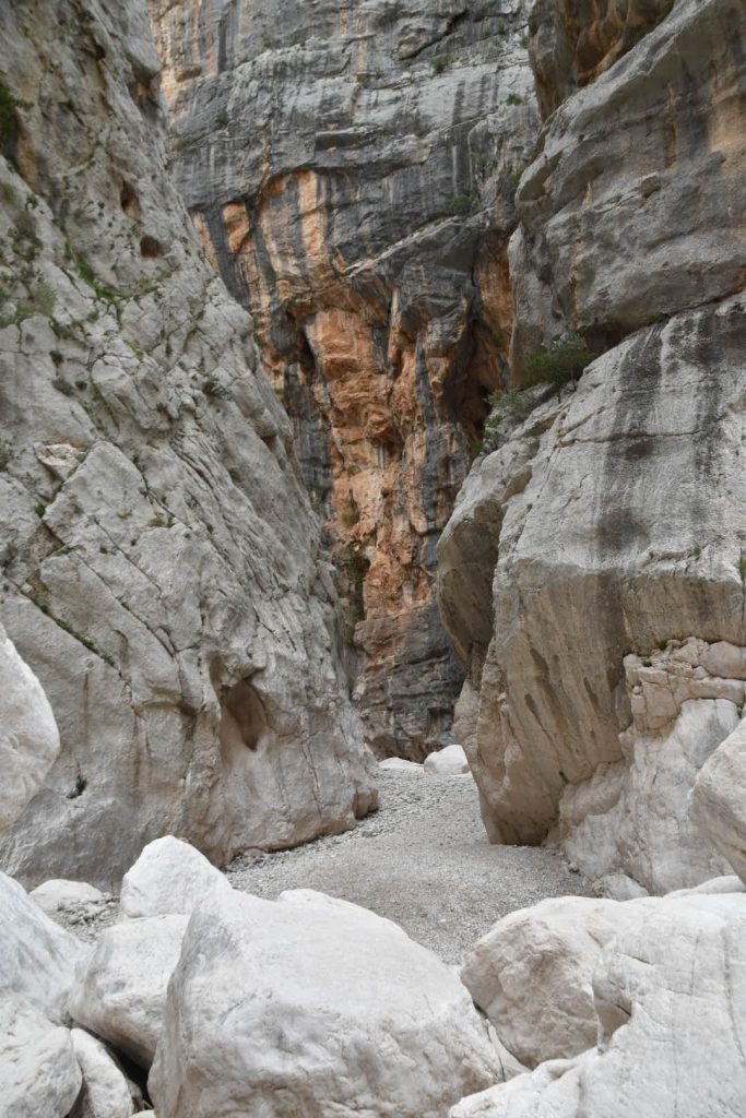 The narrowest part of Gola Goroppu is 4 m wide