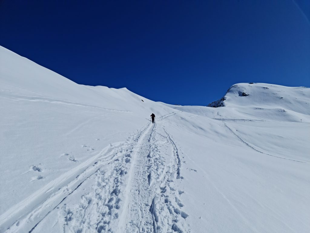 Approaching the north-western ridge leading to the summit of Pischahorn