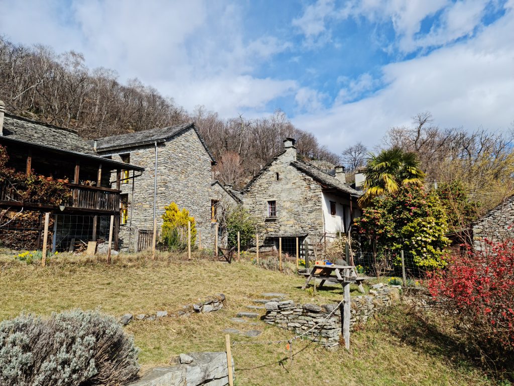 The picturesque little village of Curzútt
